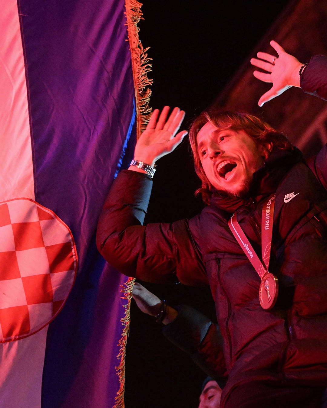 Biển người chào đón Luka Modric và đồng đội