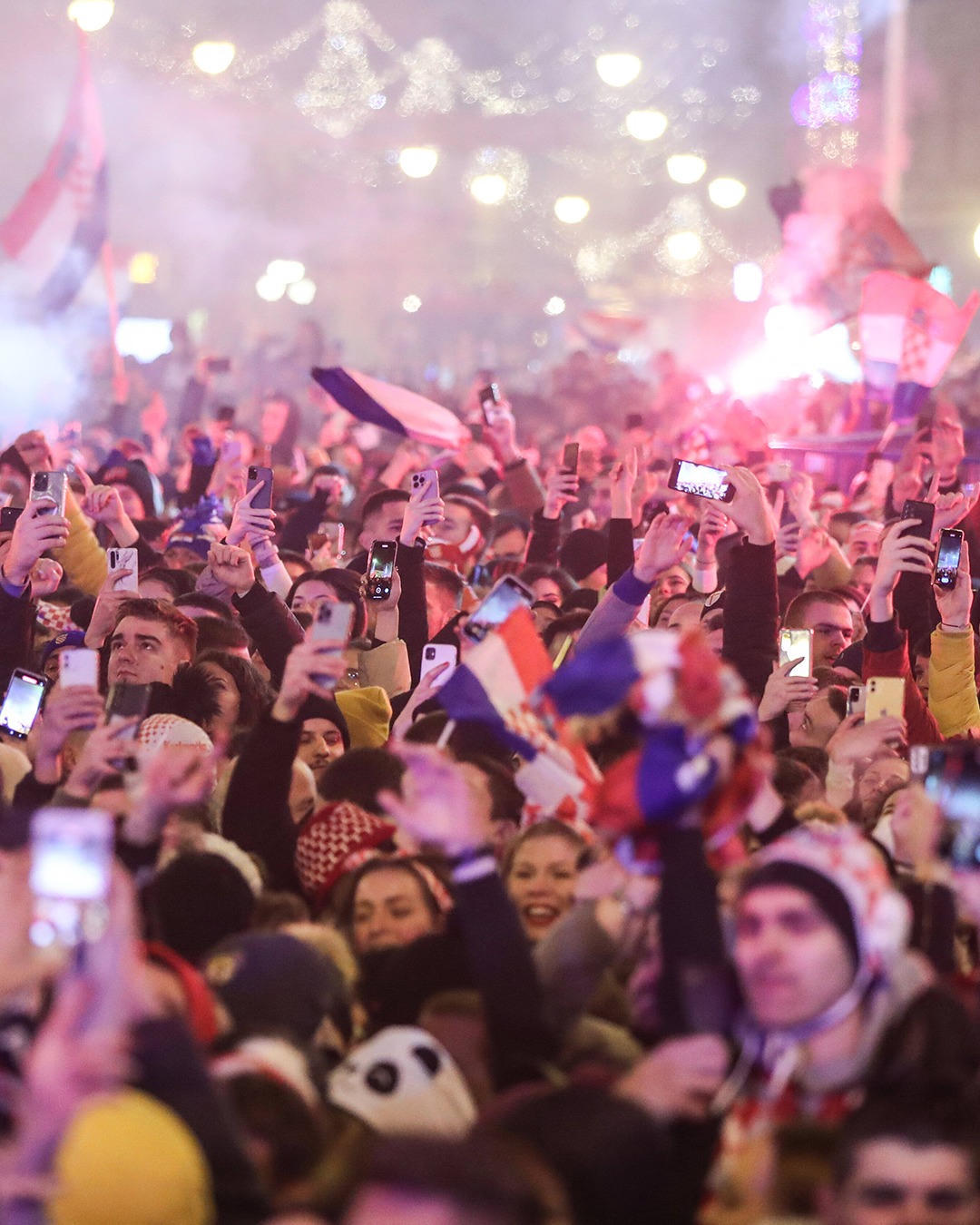 Biển người chào đón Luka Modric và đồng đội