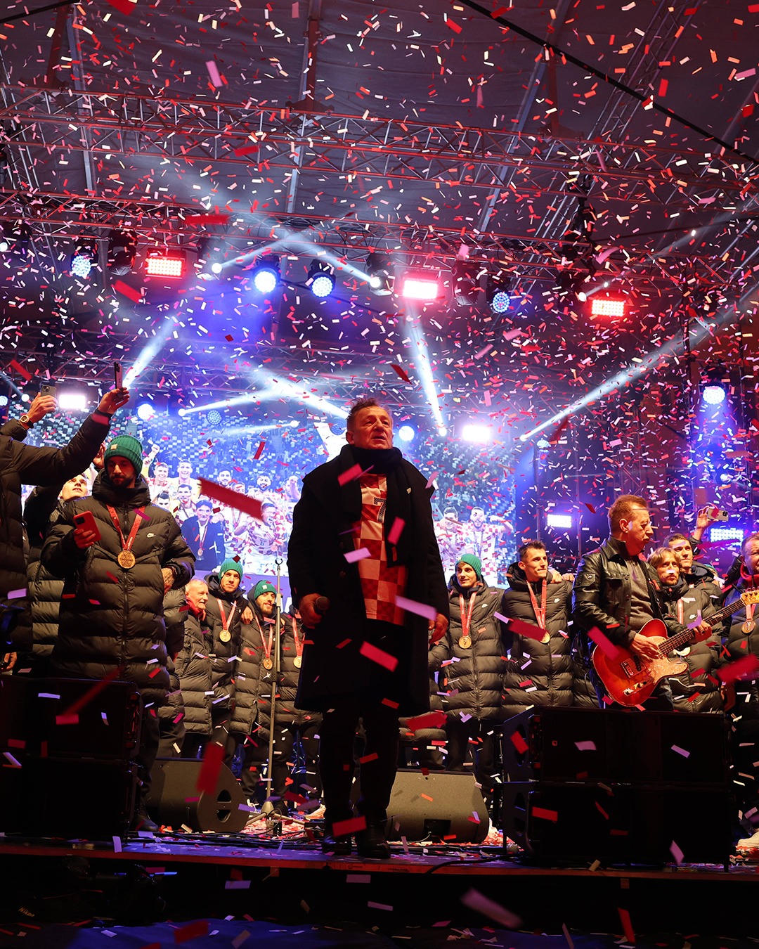 Biển người chào đón Luka Modric và đồng đội