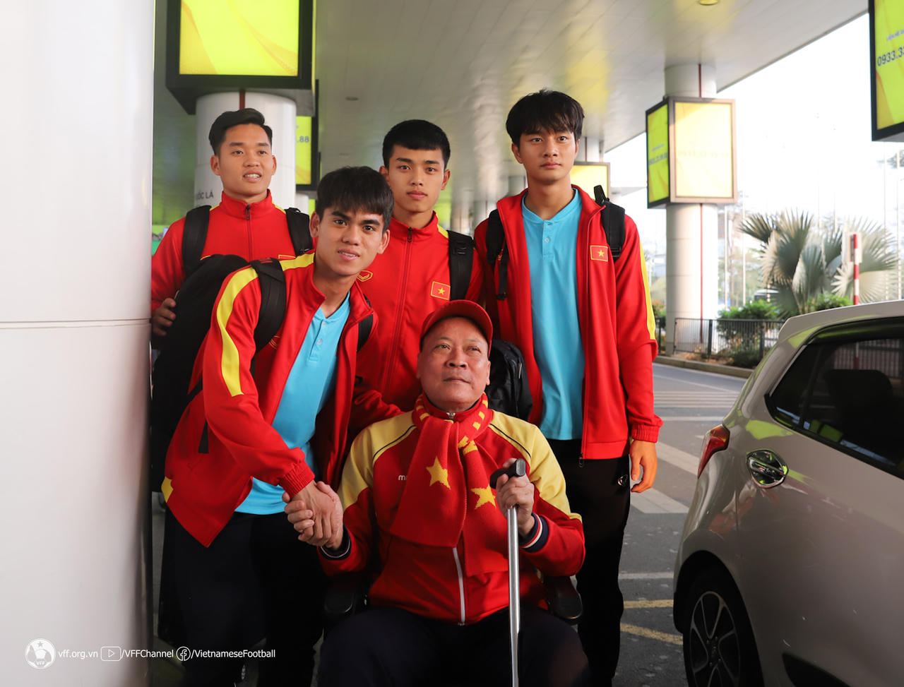 Người hâm mộ đi xe lăn chào đón U20 Việt Nam