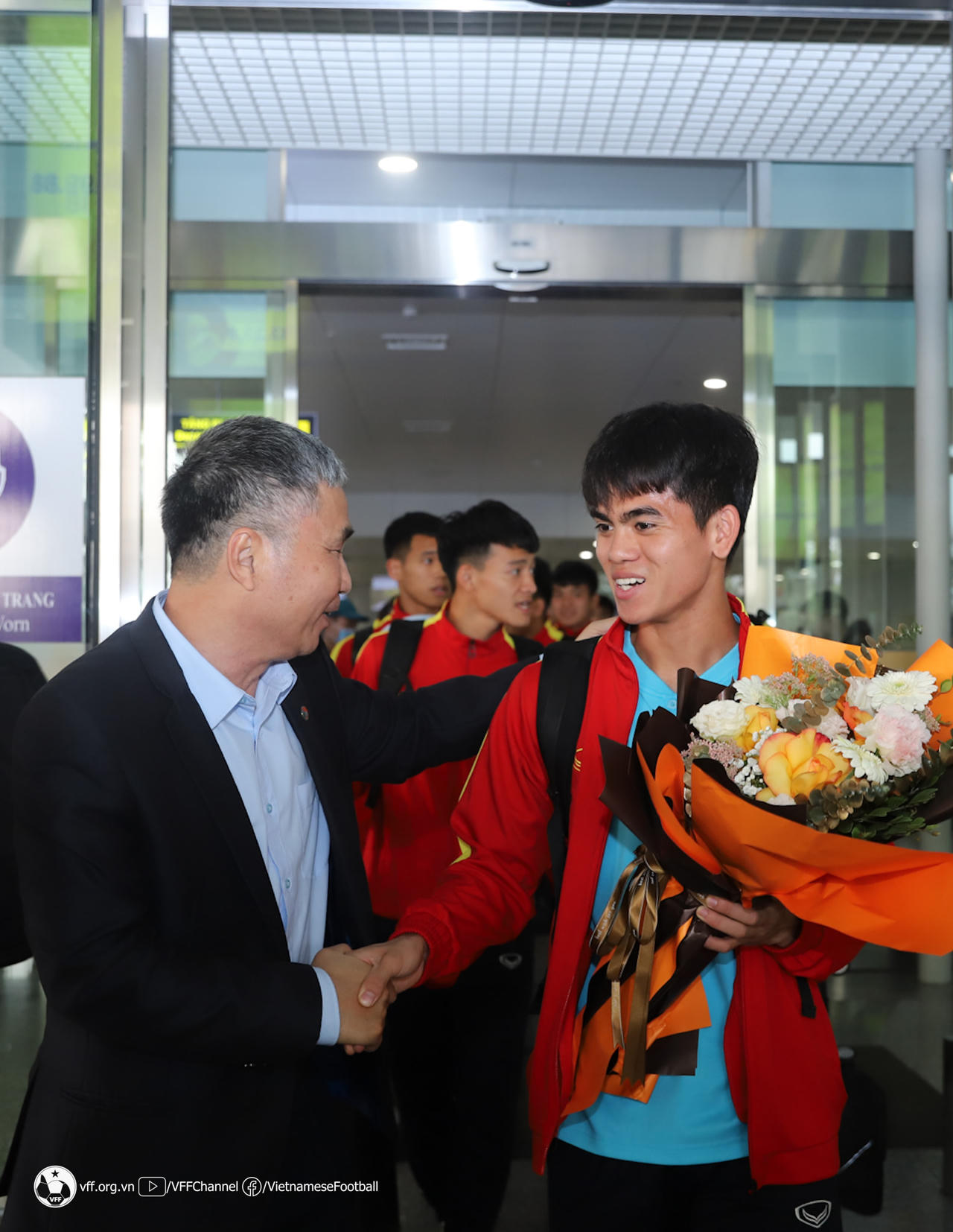 Người hâm mộ đi xe lăn chào đón U20 Việt Nam