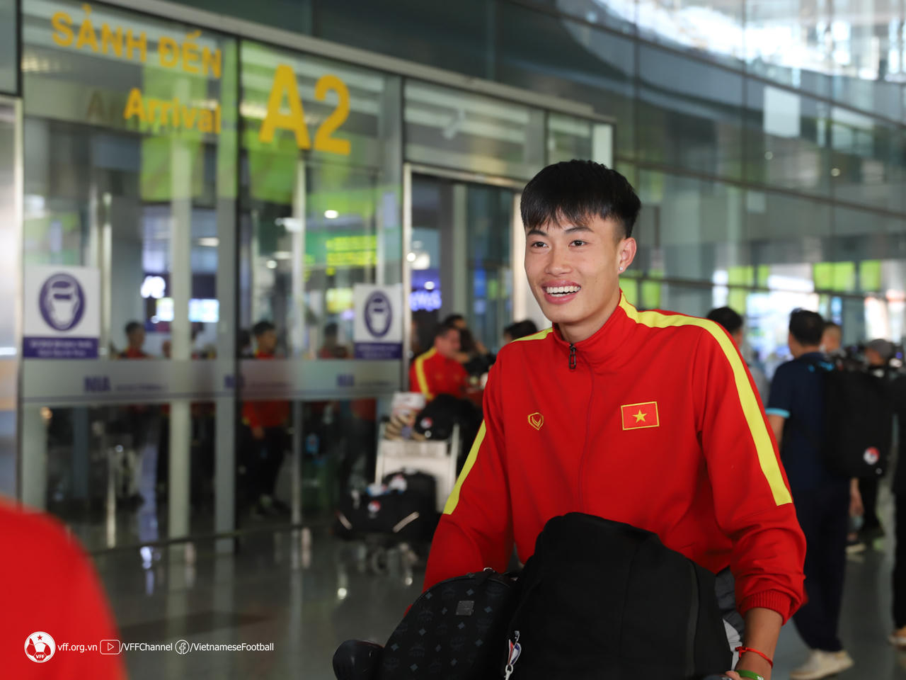 Người hâm mộ đi xe lăn chào đón U20 Việt Nam