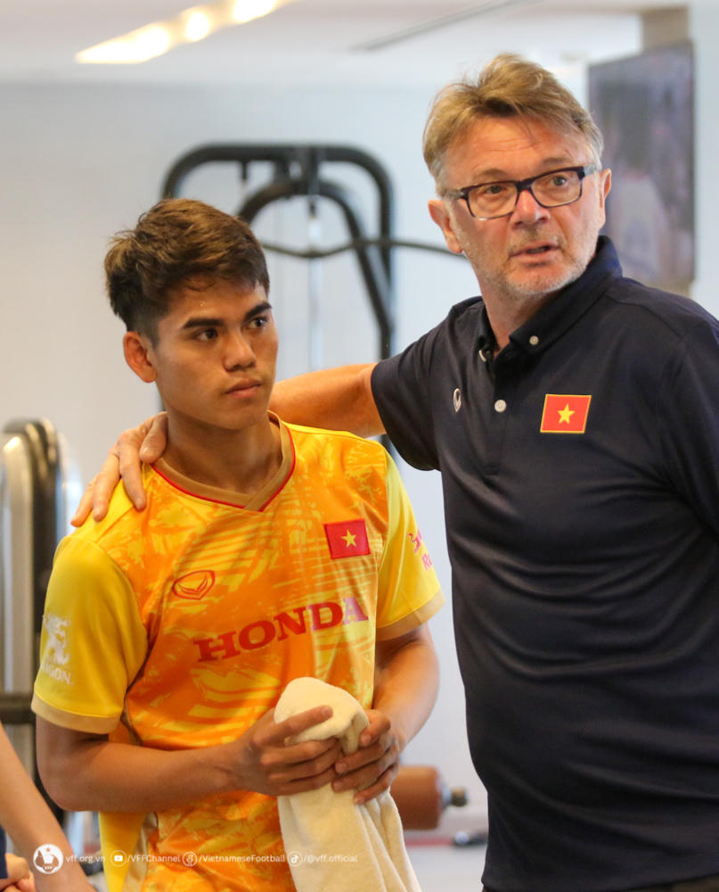 Ông Troussier bình thản khi U23 thua đậm UAE