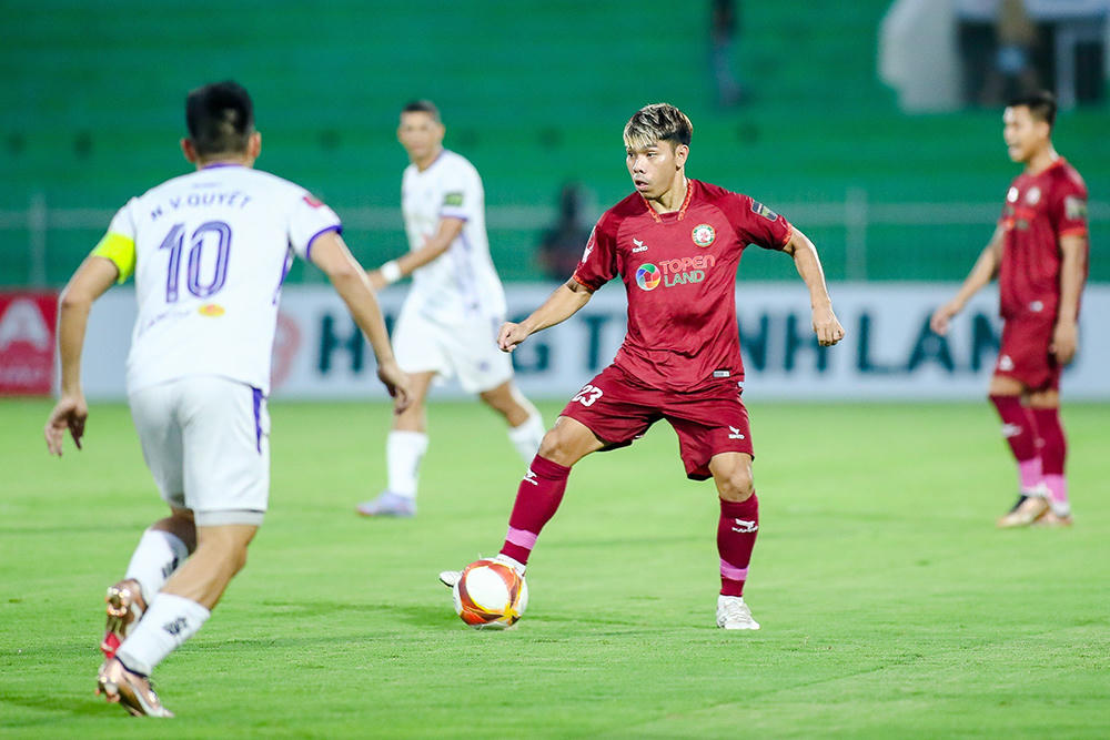 CLB Hà Nội cho rằng Văn Quyết không dùng cùi chỏ đánh trọng tài