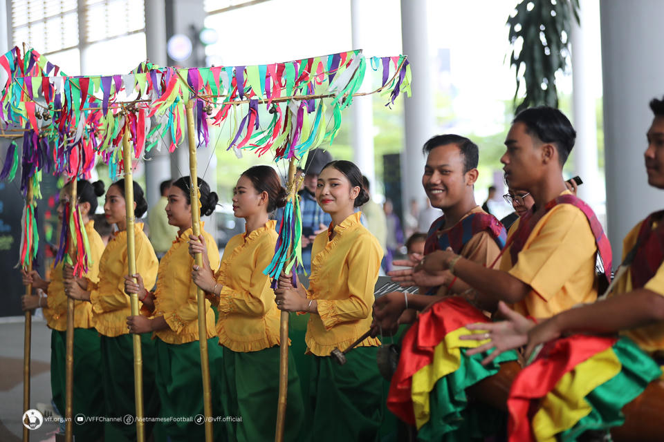 HLV Philippe Troussier: 'Chúng tôi gặp áp lực khá lớn về mục tiêu'