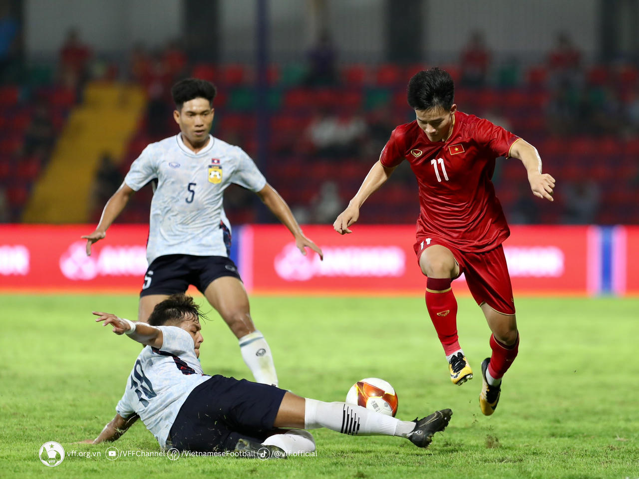 Thắng khó nhọc U22 Lào, ông Troussier vẫn tự tin sẽ vào bán kết