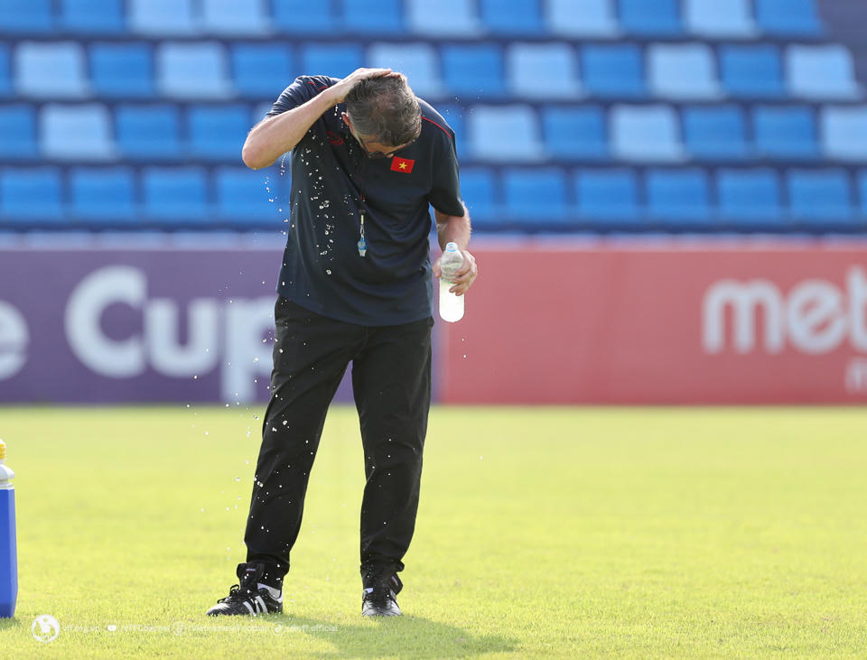 Hình ảnh tận tâm của ông Troussier trên sân tập