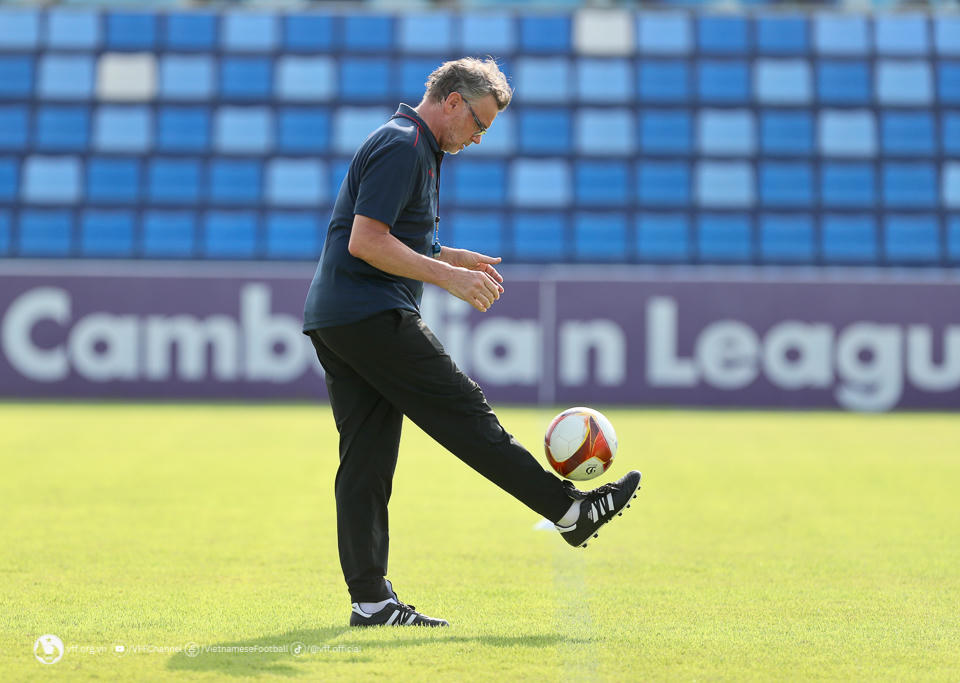 Hình ảnh tận tâm của ông Troussier trên sân tập