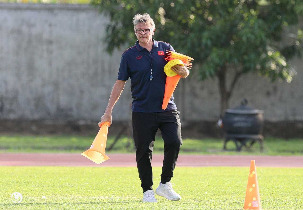 Hình ảnh tận tâm của ông Troussier trên sân tập