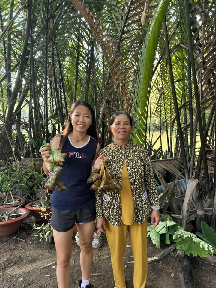 Huỳnh Như mời người hâm mộ nước dừa, Tuyết Dung mời ăn cháo vịt