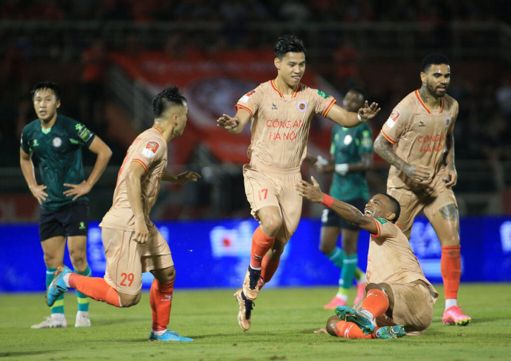 Màn rượt đuổi tỷ số ấn tượng trên sân Thống Nhất