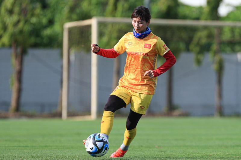 Đội tuyển nữ Việt Nam hào hứng trải nghiệm trái bóng World Cup