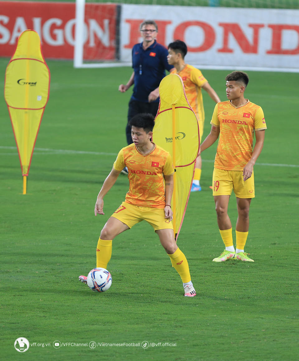 Ông Troussier chỉ có 25 cầu thủ trong buổi tập đầu tiên