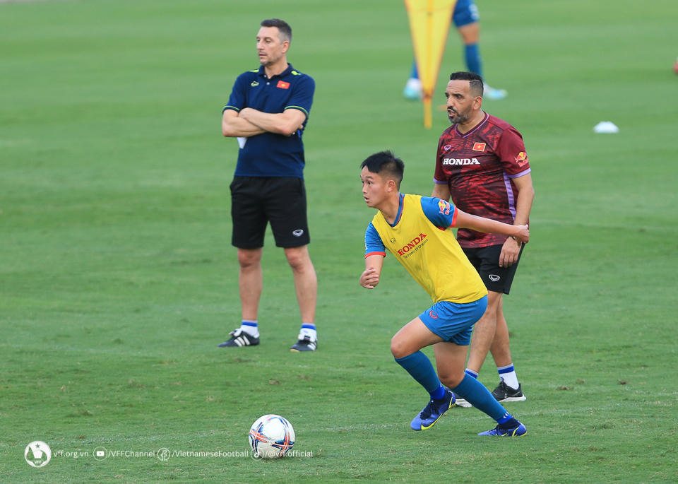 Quang Hải tươi cười trong ngày tập trung