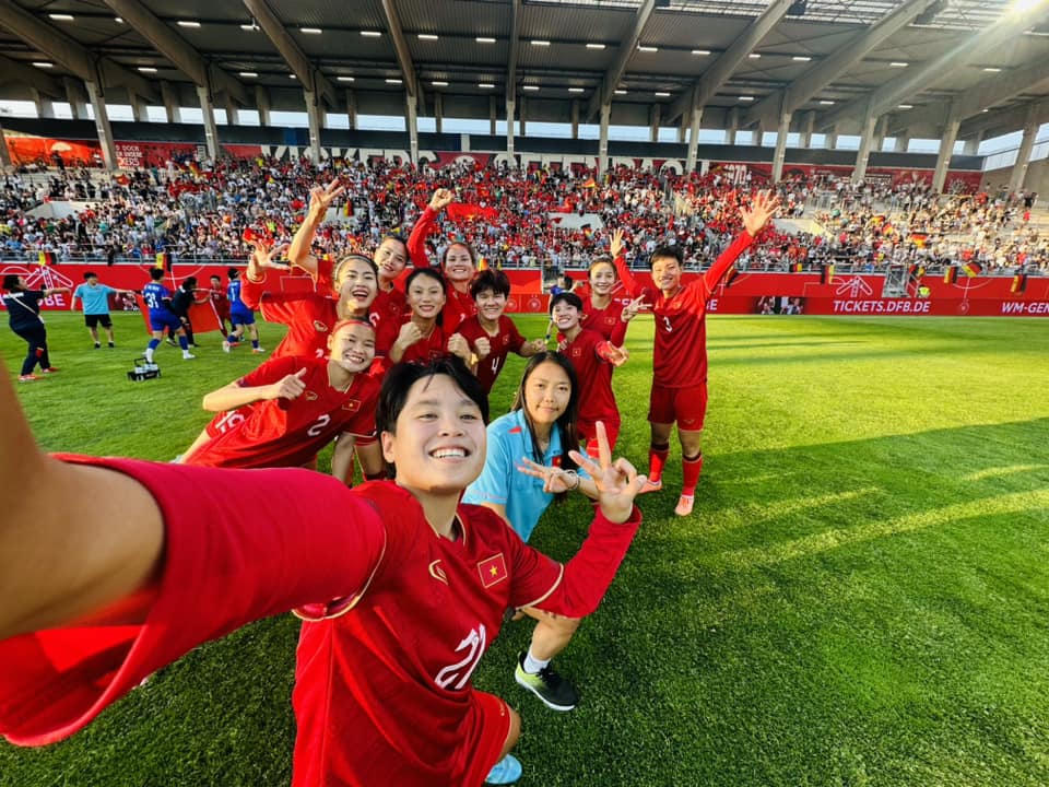 Đội tuyển nữ quốc gia về nước 