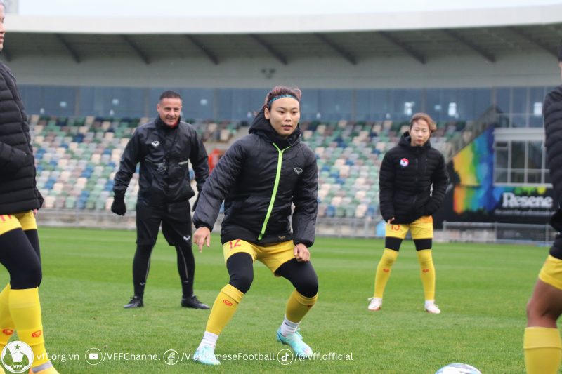 Đội tuyển nữ uống trà gừng chống chọi giá lạnh khi luyện tập