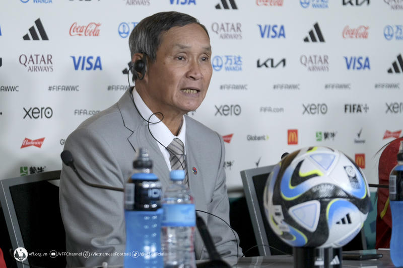 HLV Mai Đức Chung nhận danh hiệu đặc biệt