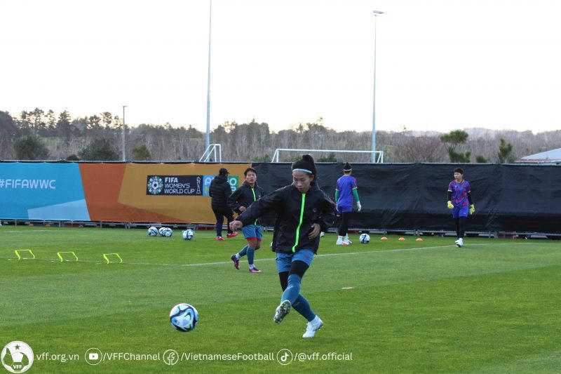 Đội tuyển nữ Việt Nam đến Hamilton