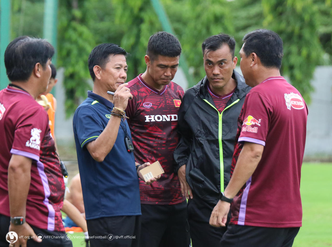 Giữ nguyên ê kíp của HLV Hoàng Anh Tuấn