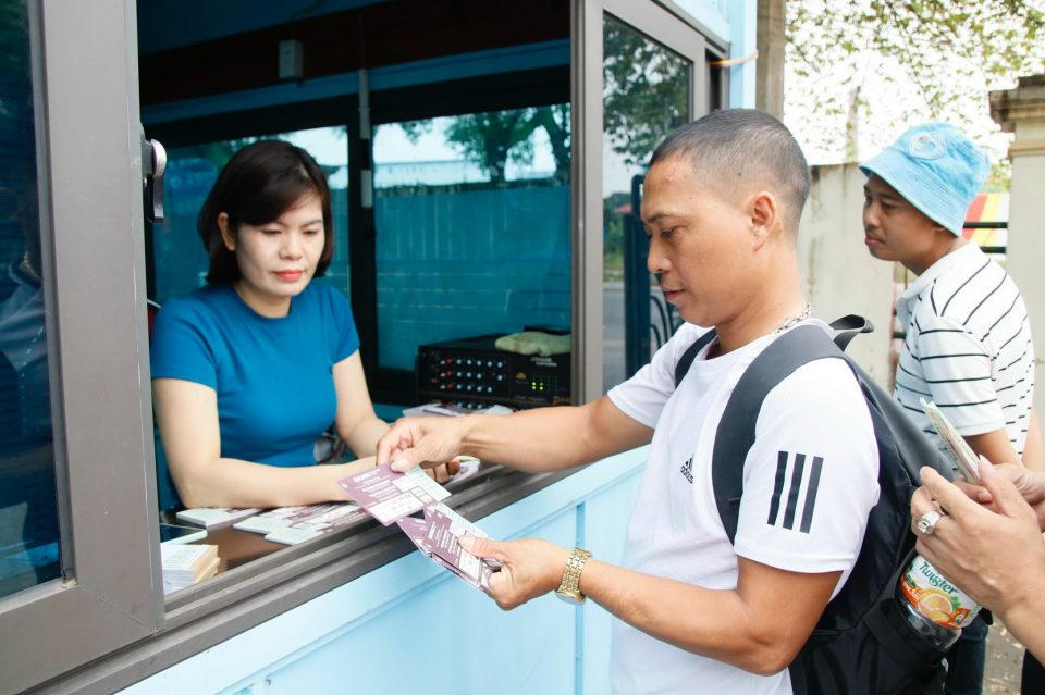 Người dân xếp hàng chờ đợi mua vé xem U23 Việt Nam thi đấu