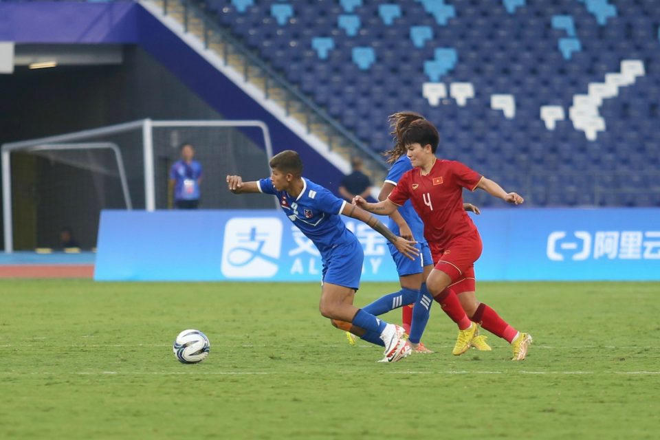  Mai Đức Chung đánh giá cao sự tiến bộ của nữ Nepal 