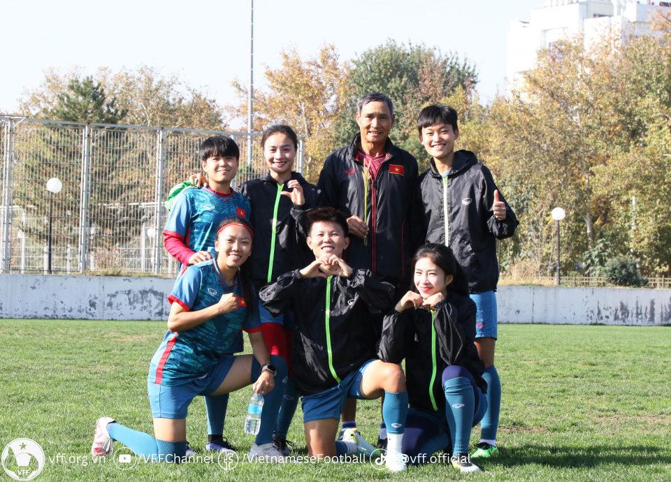 Nữ Việt Nam tập nhẹ chuẩn bị cho trận gặp Nhật Bản