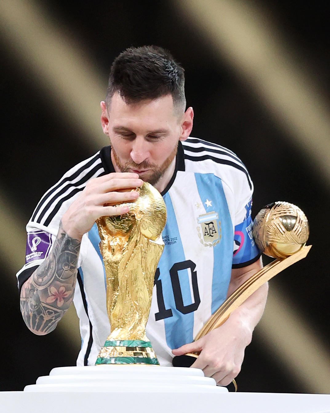 Messi lần thứ 8 giành Quả Bóng Vàng 