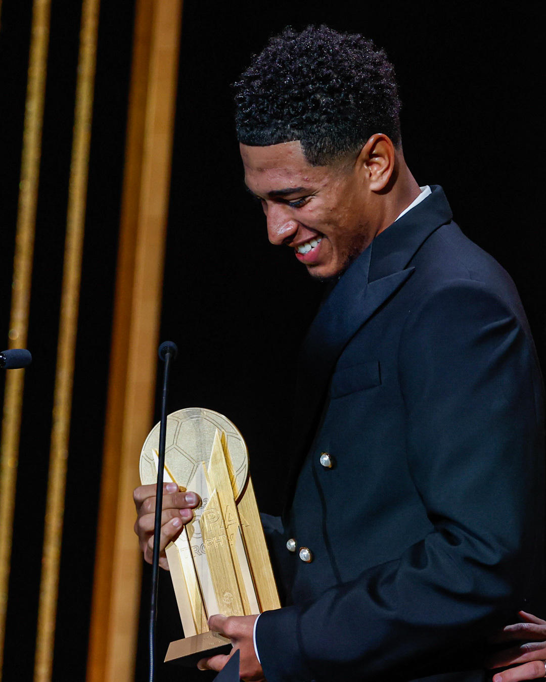 Messi lần thứ 8 giành Quả Bóng Vàng 