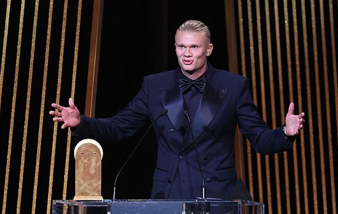 Messi lần thứ 8 giành Quả Bóng Vàng 