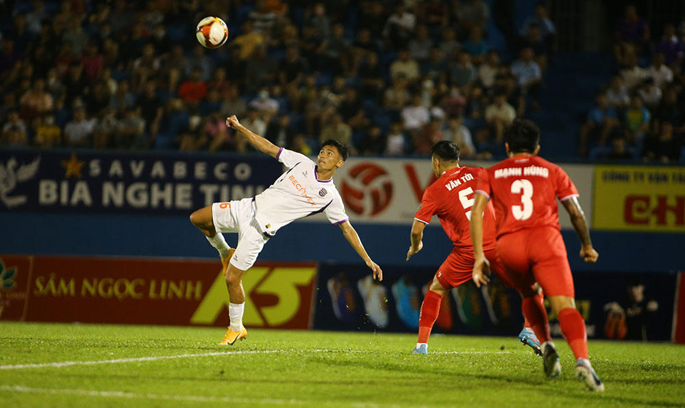 Sân Hàng Đẫy đón hơn 12 ngàn khán giả trong trận "debry" thủ đô