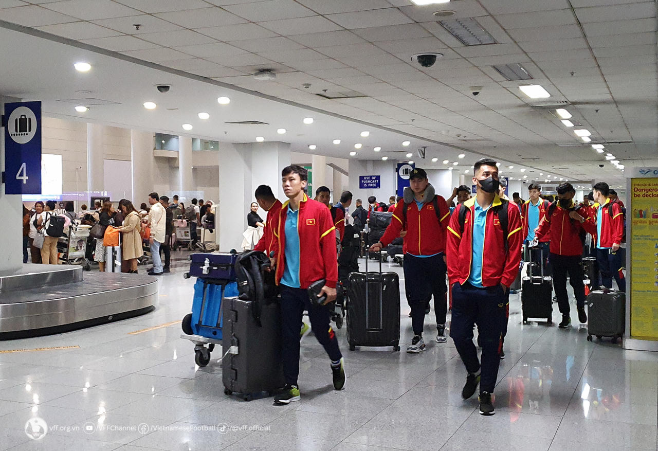 Người hâm mộ chào đón đội tuyển Việt Nam tại Philippines