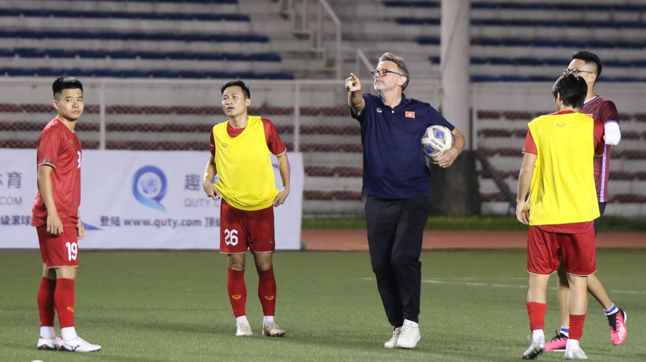 HLV Philippe Troussier: 'Trận đầu tiên luôn tiềm ẩn biến số'