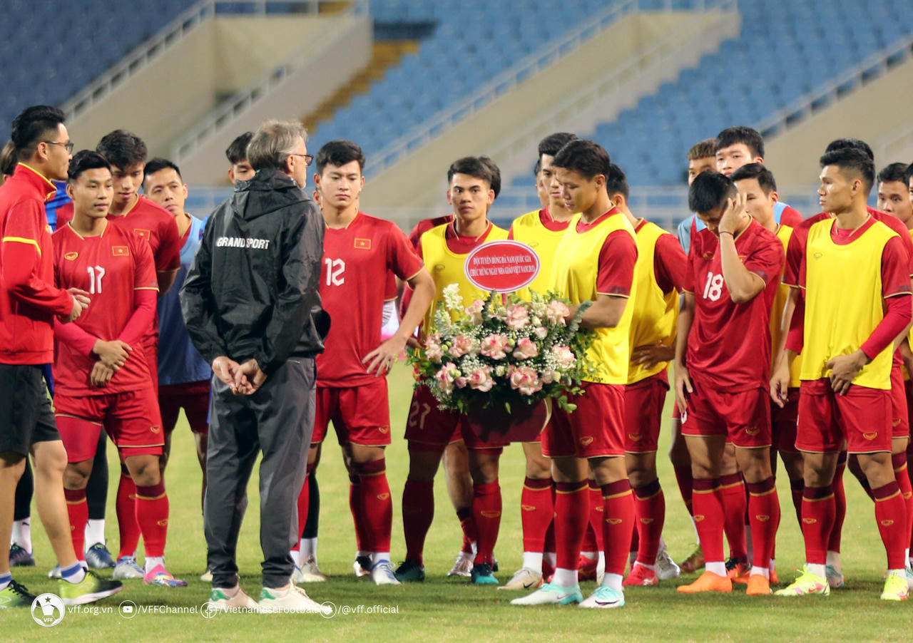 Ông Troussier bất ngờ nhận hoa từ cầu thủ Việt Nam