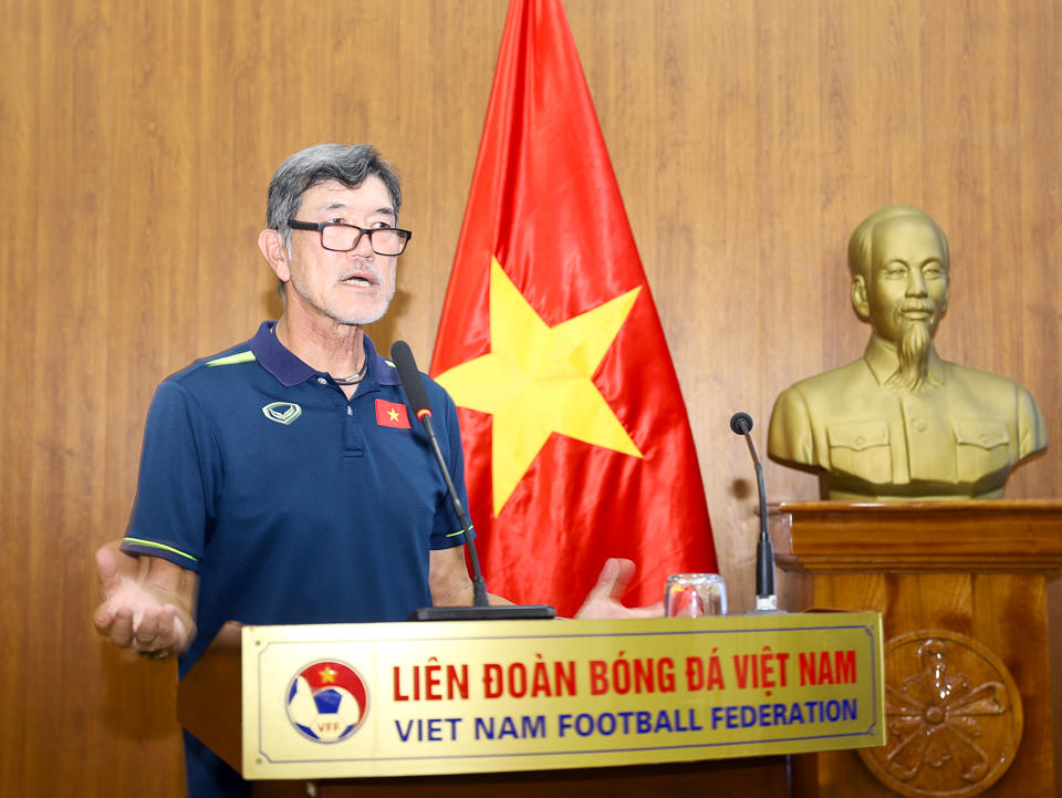 Nhiều cựu cầu thủ hoàn thành khoá học HLV hạng A của AFC
