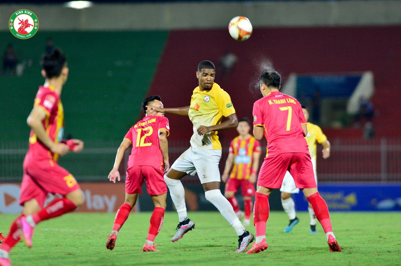 Ông Gong Oh Kyun và hậu vệ Văn Kiên bị đề nghị kỷ luật 