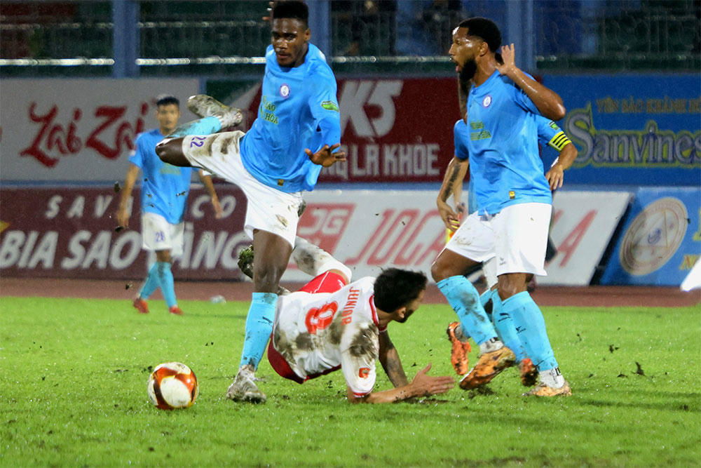 Vòng 7 V.League: Các đại gia hụt hơi