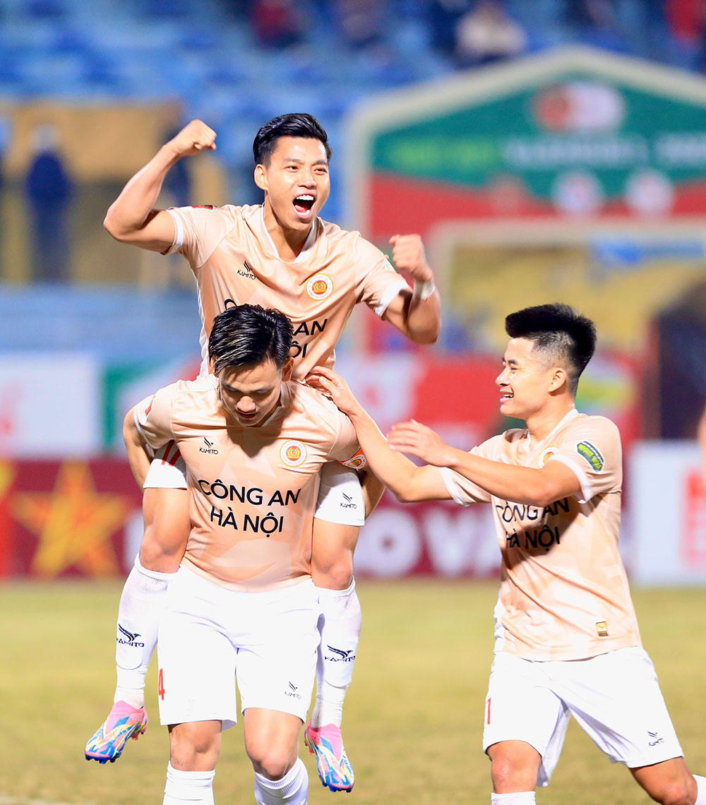 Vòng đấu cuối năm nhiều vẫn nhiều lấn cấn