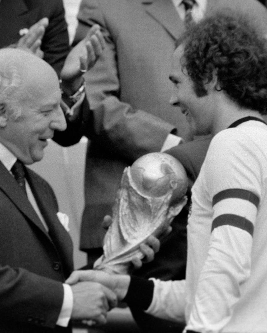 Giã từ "Hoàng đế" của bóng đá thế giới 