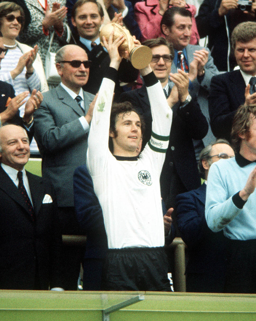 Chủ tịch FIFA gọi huyền thoại Franz Beckenbauer là "người bạn tuyệt vời