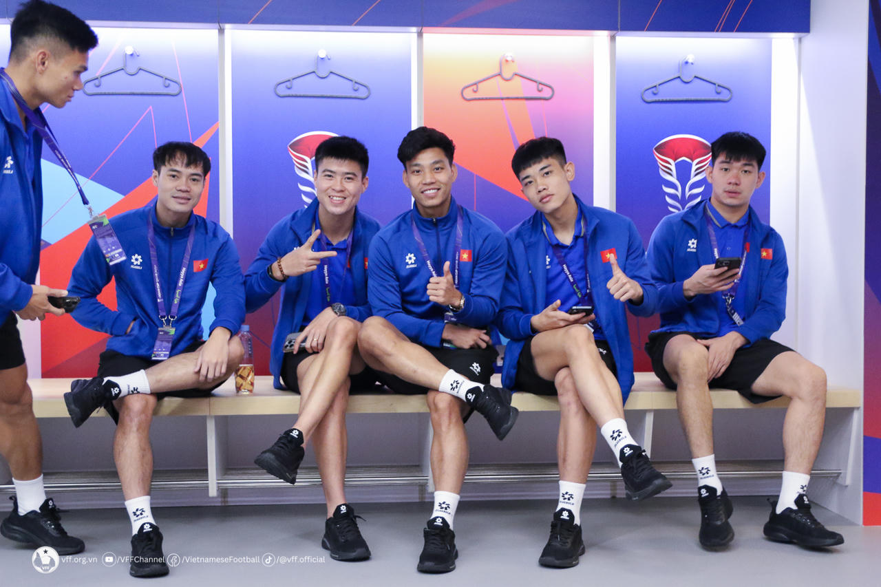 Đội tuyển Việt Nam thăm quan sân Al Thumama