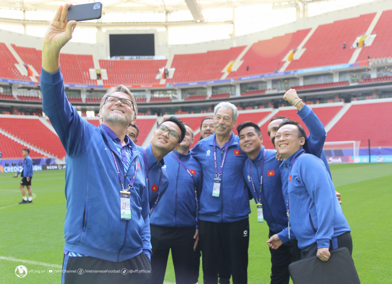 Đội tuyển Việt Nam thăm quan sân Al Thumama