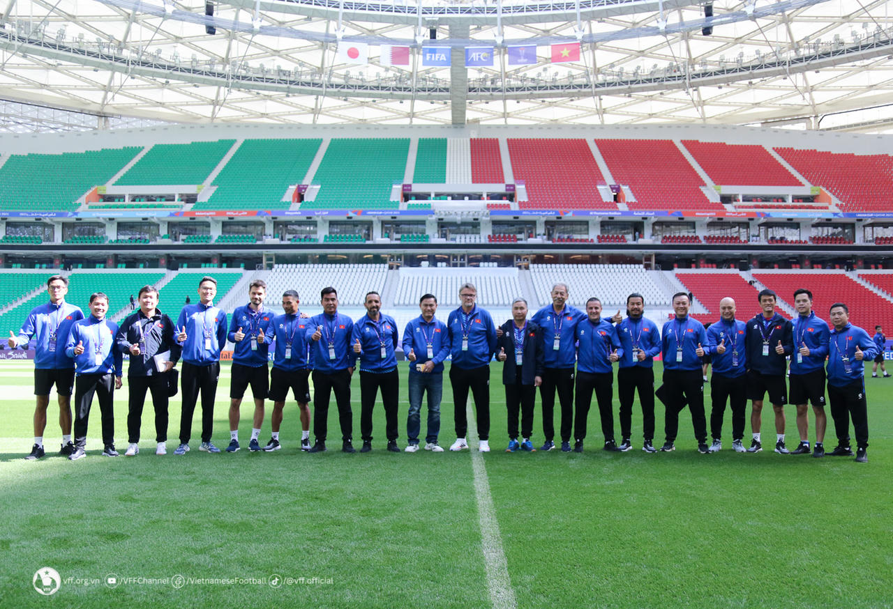Đội tuyển Việt Nam thăm quan sân Al Thumama