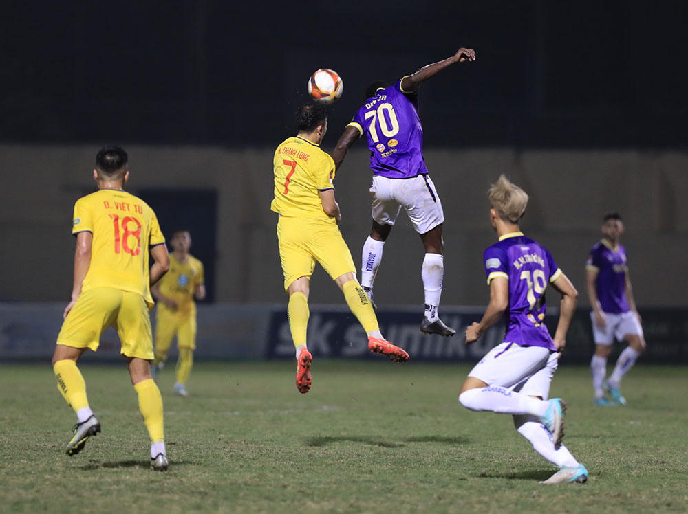 Vòng 10 V.League: Căng như dây đàn