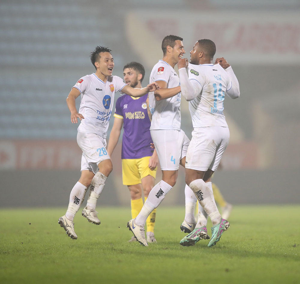 V.League: Bùng nổ và kịch tính vòng 11