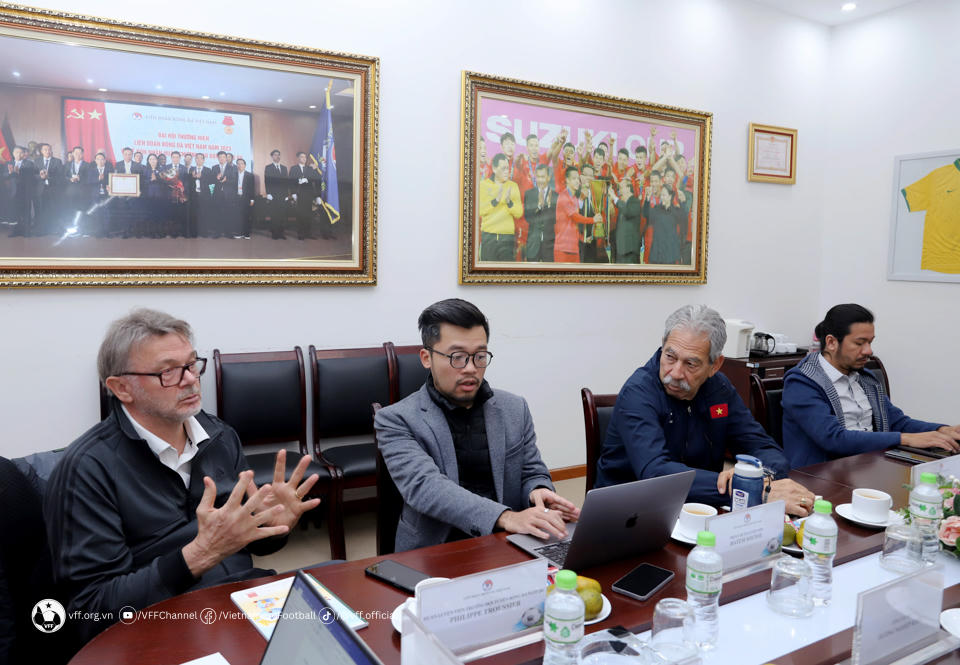 VFF làm việc với HLV Philippe Troussier 