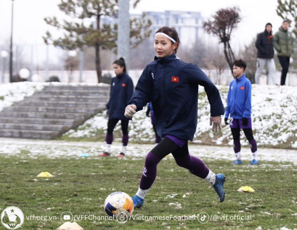 HLV Akira Ijiri nói gì khi cầu thủ phải chơi bóng trong tuyết lạnh