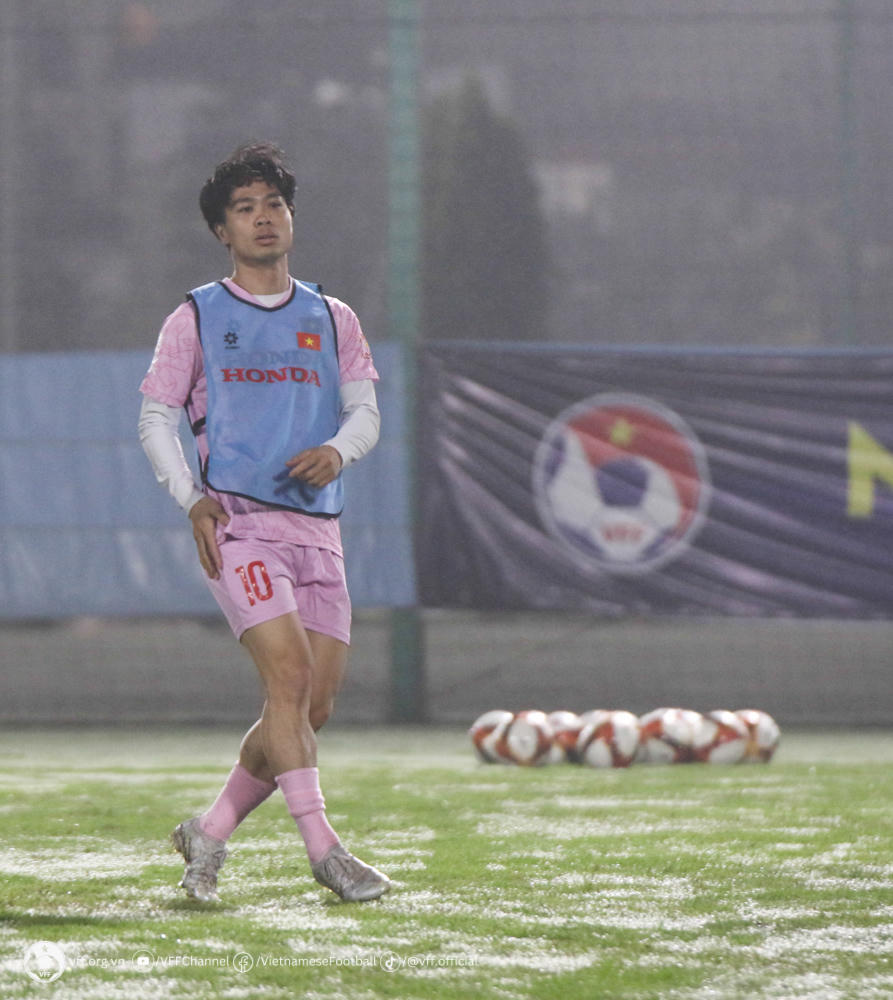 Công Phượng nổi bật trong buổi tập đầu tiên