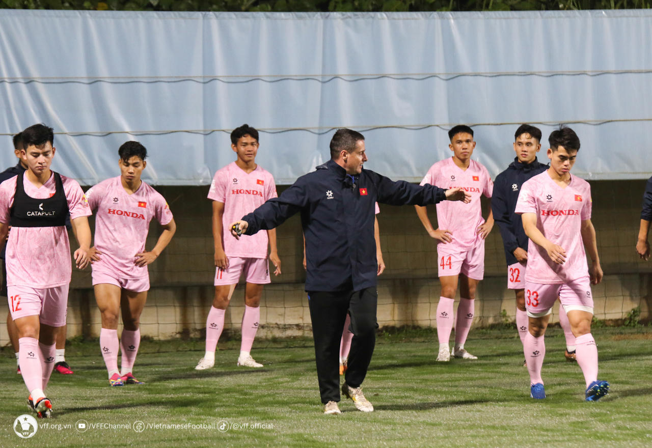 Công Phượng nổi bật trong buổi tập đầu tiên