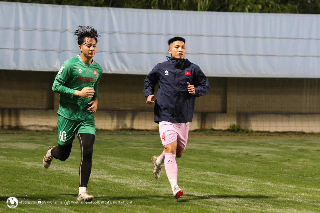 Công Phượng nổi bật trong buổi tập đầu tiên