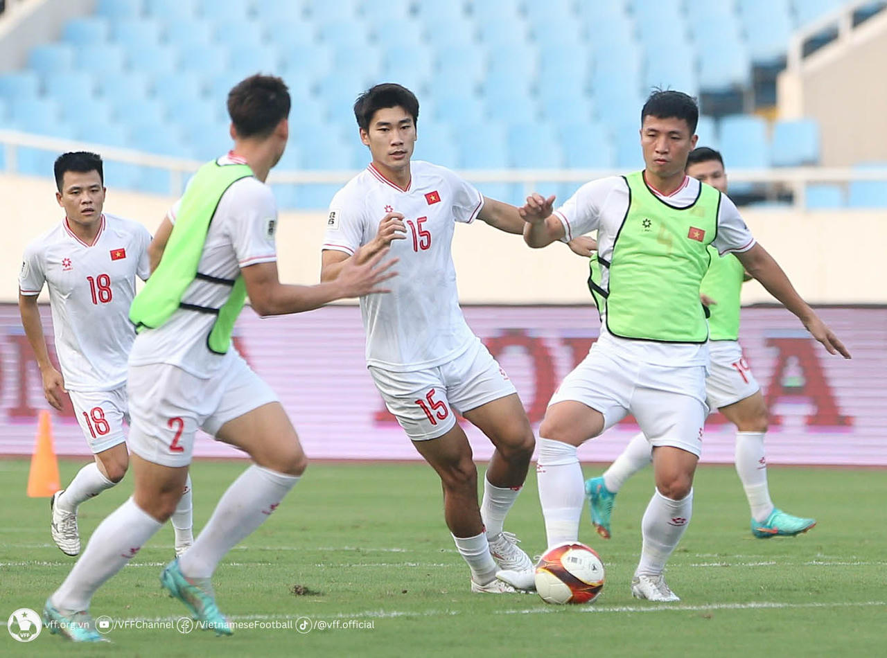 Đội tuyển Việt Nam tập luyện trên sân Mỹ Đình